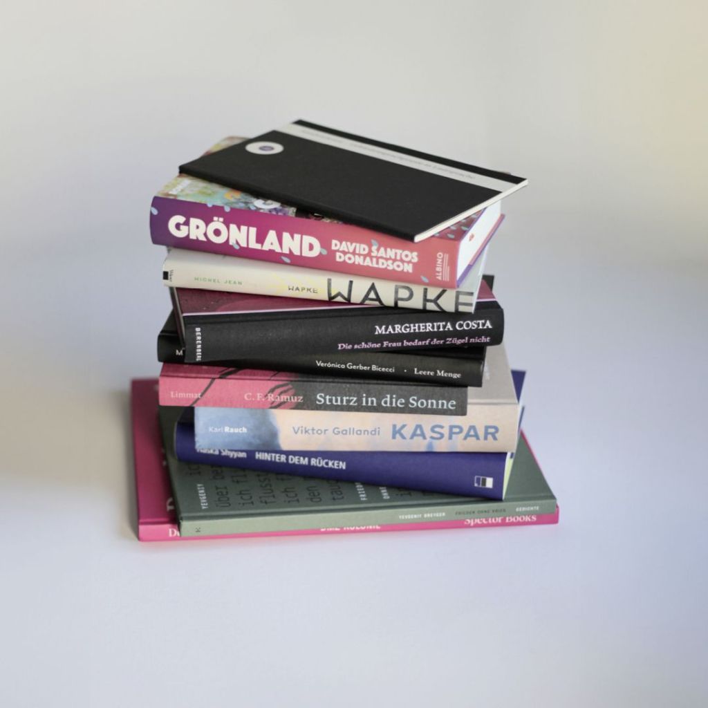 Foto der gestapelten 10 Bücher der Hotlist 2023.